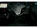 運転席の写真です。見通しのよいすっきりとした視界で、誰でも運転しやすいです。運転のしやすさは疲れにくさにも繋がりますよ♪