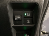 ハンドルの右側にはヘットライトリベライザーと路外逸脱抑制機能のオンオフスイッチがついています。ヘッドライトリベライザーは道路状況や積荷の加重に応じてライトの高さを調節できます。