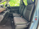 前席は体を支える形状のシートで、ゆったりと座れる空間を確保しています。運転席まわりの見通しもよく、助手席の方も窓からの明るさを感じながら過ごせます。