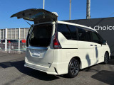 デュアルバックドアで後ろが狭い駐車場でもバックドアの開閉が出来ます!!