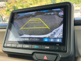 バックモニター装備。画面にて後方の確認が行えるので、バック駐車や車庫入れの際には重宝します。車の運転に慣れない方でも安心のガイドライン表示機能付。