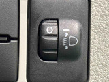 対向車や先行車への配慮が可能。積載物の状況に応じてヘッドライトの照射角度を手動調整できるスイッチ。