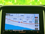 鮮やかなディスプレイが、目的地までの道順をわかりやすく表示。スムーズなカーナビゲーションで快適なドライブをサポートします。