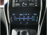 【オートエアコン】1年中快適な室内を提供!車内温度を設定すると、風量を自動で調整してくれます。