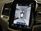 【360&deg;ビューカメラ】4台の高解像度カメラで360度の鳥瞰図を表示。隣の車や壁、死角にある障害物などを画面で確認できるため、狭いスペースでの駐車・出入りも安心です。