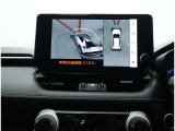サイドクリアランスビュー表示中に、旋回時の運転操作に合わせて自動で車両を斜め後方から見たような映像を表示。