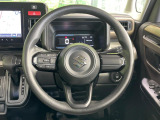 インテリアに合わせたデザインのステアリングは、運転される方のことも考え、運転しやすい形状、大きさです。是非一度、実際に触ってお確かめください。