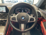 BMWのステアリングのリムは、一般的なものより少し太めにデザインされています。 これはタイヤやステアリングシャフトなどを介して伝わる路面からの入力を、しっかりと把握するためです。