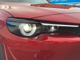 LEDヘッドライト装備!明るい白色光で夜間走行時の高い視認性を確保し、LEDならではの省電力化で低燃費にも貢献しています。