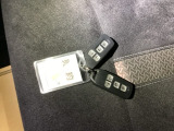 家族やパートナーと個別に持てるため、貸し借りの手間がなくスムーズに乗車できます。また、メインキーを自宅に置いたまま、もう一方をサブとして常に鞄に入れておけるため、持ち出し忘れを防げる点も便利です。