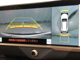 車の全周囲の画像が表示されます。運転席から見づらい個所なども、上空から見たような映像で確認できます。映像のきりかえも出来、後方確認だけでなく大変便利な機能です。