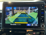 後退時に車両の後ろ側をモニター画面に表示します。車庫入れなどでバックする際に後方確認ができて便利です。車庫入れが苦手な人もこれで安心。