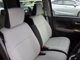 フロントは助手席と繋がったベンチシートで、運転席は高さが調整できるハイトアジャスター付きです。また、ハンドルも高さの調整が出来るチルトステアリングです