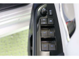 全ての窓が運転席から操作できます。今やほぼ当たり前ですが、無いと不便なアイテムですよね。ドアの施錠・解錠と連動してドアミラーが格納・復帰するオート電動格納機能も装備しています。