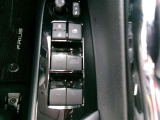 パワーウィンドウの全席オート機能が装備されています。助手席・後席もワンタッチ開閉でき、車内の換気もスムーズです。