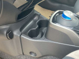 運転席・助手席の間にドリンクホルダーがあります。