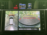 後方映像に加え、車両を上から見た表示も確認できるモニターです。駐車スペースへの出し入れや後退時に、周囲の状況を画面で確かめる際に役立ちます。