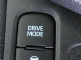 ドライブモード切替スイッチです。このボタンを押すと、車の走行特性を切り替えられます。