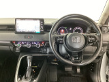 【ハンドル】運転にかかわる様々な操作を安全に行えるように視点移動が少なく操作性に配慮されたスイッチ類が凝縮されたコックピットです。