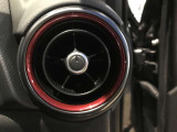 レッド基調のエアコンガーニッシュ