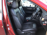 マツダは運転手中心の車つくりを行っております。上部に視認ゾーン、手が届く位置に操作ゾーンを配置し、運転に集中できるコックピットを演出しております☆