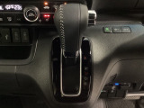 CVT車のセレクトレバーです。低速から高速まで、変速ショックのないスムーズな走りを実現するとともに、エンジン効率のよい領域を維持することで燃費にも貢献します。