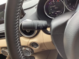 レバーをAUTOの位置にしているとき、レインセンサーが雨を感知すると、雨量に応じてワイパーが自動で作動してくれるオートワイパーを装備!設定変更で非作動にすると、間欠作動に固定されます。