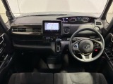 使いやすいレイアウトのダッシュボード周辺です。オートエアコンや小物入れなど嬉しい装備が満載です。