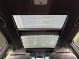 【ガラスルーフ】ガラスルーフ搭載で車内の解放感が一気にアップ!開放的なドライブをお楽しみいただけます。