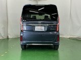 後席の窓には外から車内が見えにくくなるプライバシーガラスを採用。周りを気にせずリラックスして過ごせます