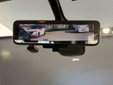 インテリジェントルームミラー搭載で、車の後方に設置されたカメラ映像を映し出してシートバックやヘッドレスト、同乗者に視界が遮られることがなく視認性が非常に良いです