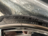純正20インチアルミホイール。リヤは285/30R20