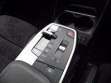 BMWの電子式シフトレバーはシンプル設計で機能的です。誤操作防止機能になっています。