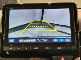 リバースギアに入れるだけで後方の表示へ切り替わります。夜間や雨の日の駐車も楽になりますよ。