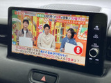 テレビ番組を映せる画面を備えており、停車中の休憩時間などに映像を楽しめます。画面に番組が表示され、音声とあわせて過ごす時間をより充実させたい方に便利です。