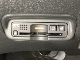 ハンドルの左下にETCがついています。高速道路の料金所の通過も楽々です。 カードの取り出しもしやすい場所についています。