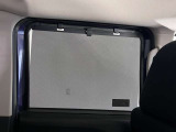 2列目への日差しをシャットアウトするロールサンシェイドです。