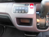 エアコン操作パネル下には、ちょっとした小物を収納できるポケットがあります。