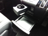 運転席からも助手席からも使いやすい位置に引き出し式ドリンクホルダーとスマホなどを置けるトレイを配置。