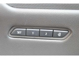 運転席シートメモリー 運転席のシート位置を2パターン設定して保存することが出来ますので、ストレス無く快適にお乗り出し頂くことが出来ます。