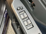運転席扉内側部分です。【パワーウィンドウ】で窓の開け閉めもラクラクですね!