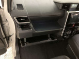 グローブボックスは余裕のある広さです!メンテナンスノートや車検証、ちょっとしたメモと筆記用具等を入れておくとあればもしもの時にも便利ですね。