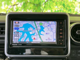 地図を画面いっぱいに表示し、周辺の道路や現在地を確認しやすいナビ画面です。目的地設定などの操作ボタンも周囲に配置され、行き先を探す際やルートを確認したい場面に役立ちます。