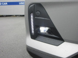 LEDライト&フォグランプ。雨の日や夜道でもしっかりと視界を確保し、安心して運転していただけます