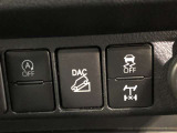 「DAC(ダウンヒルアシストコントロール)」急な下り坂を一定の低速度で走行することができます。 車速が30km/h以下でブレーキペダルとアクセルペダルを操作してない時に使用できます