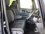 フロントシートはベンチシートです。ベンチシ―トは運転席と助手席の移動もスムーズ。狭い駐車場での乗り降りに便利です。