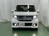 ディスチャージヘッドライト【HID】を装備していますのでとても明るく、夜間の走行や雨の日も安全・安心です。オートライトコントロール付きで周囲の明るさに応じて自動で点灯・消灯します。