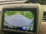 後方の様子を画面で確認でき、駐車時の周囲確認をサポートします。ガイド線も表示されるため、車庫入れや駐車位置を調整する際に目安として活用できる便利な装備です。