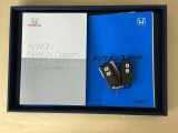 メンテナンスノート【点検整備記録簿・保証書】、取説も揃ってます。スマートキーはバッグなどにしまったままボタン操作でエンジン始動・停止やハイブリッドシステムの起動や停止ができて大変便利です