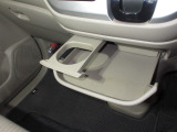 運転席と助手席の間にはドリンクホルダーがあります。取りやすい位置にありますからドライブも楽しくなりますね!